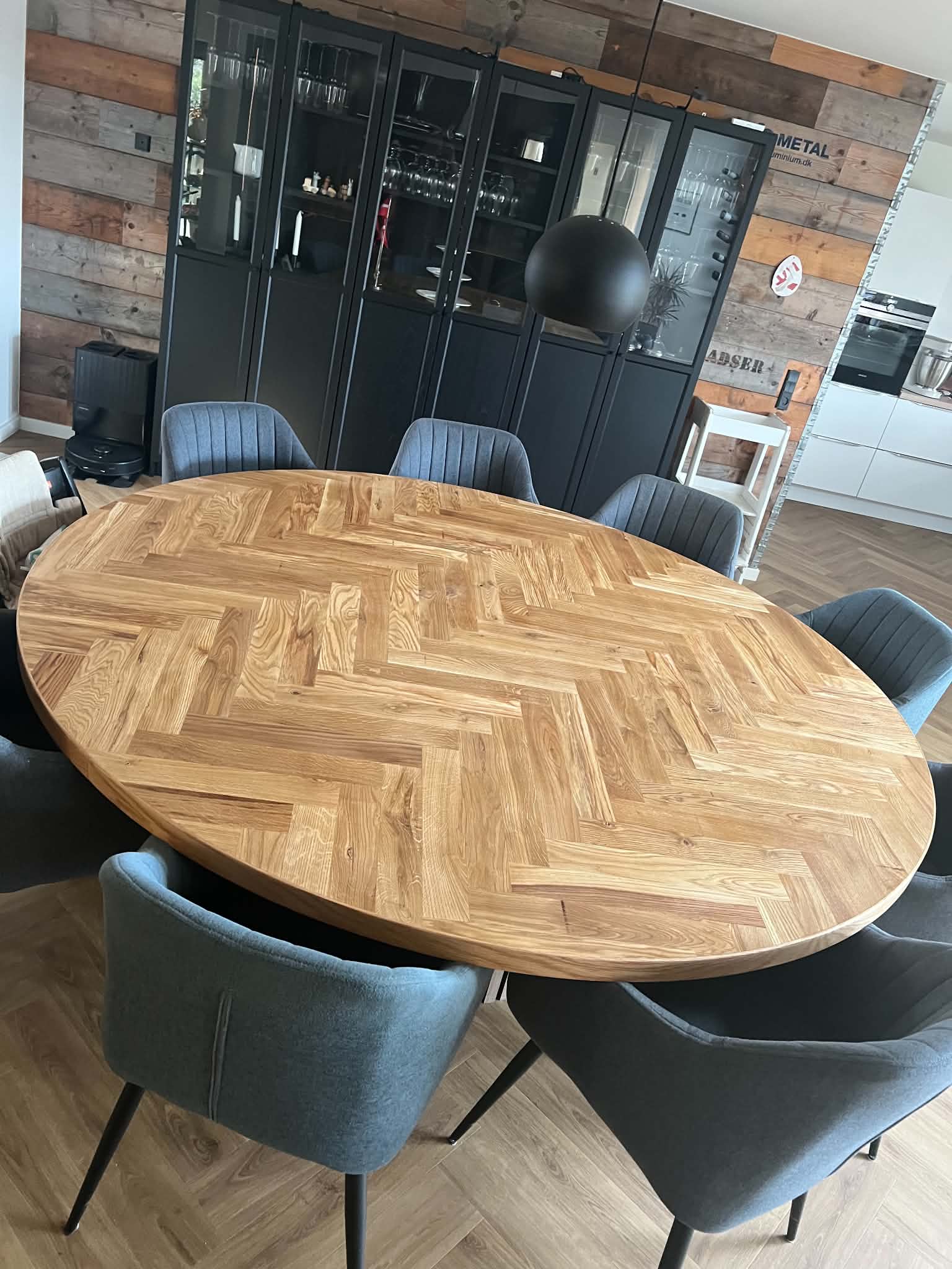 Speciallavet ovalt spisebord i træ
