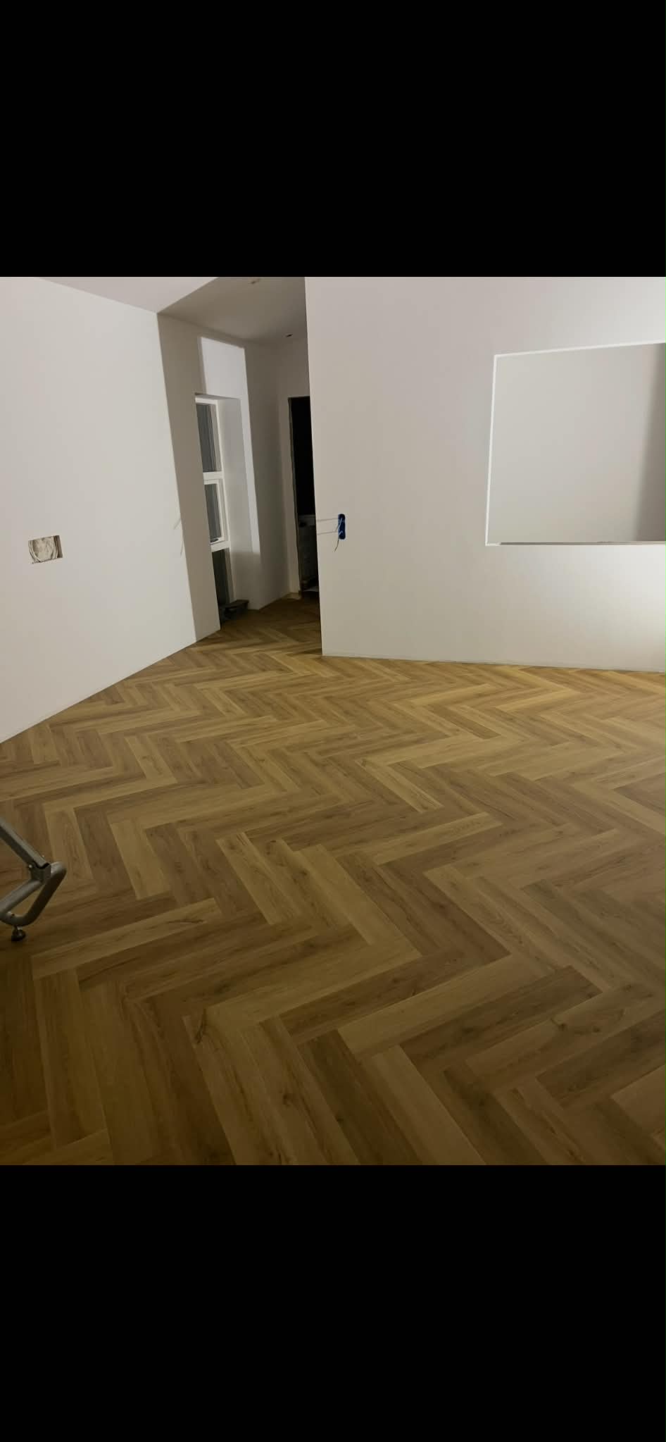 Nylagt sildebensgulv i lyst træ
