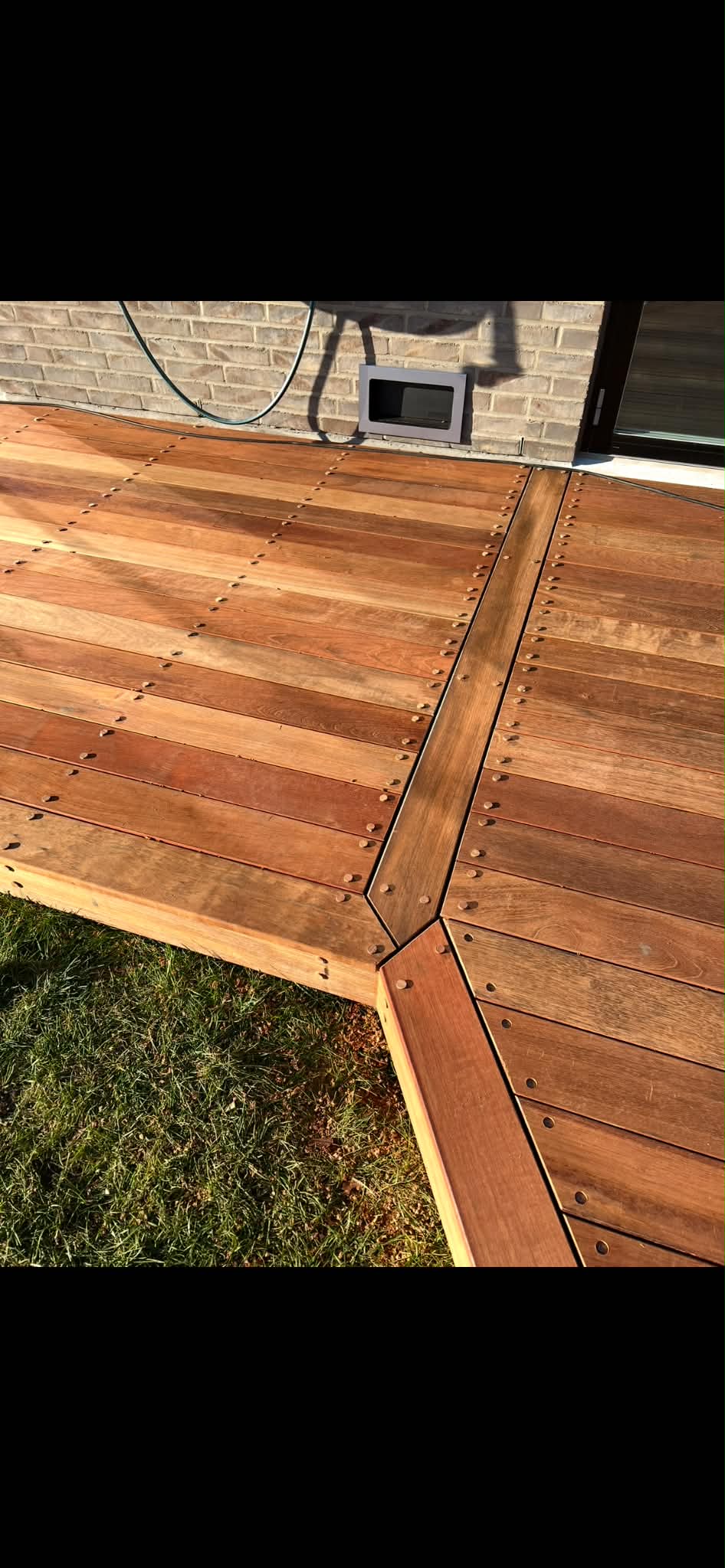 Detalje fra terrasse i træ med præcise samlinger